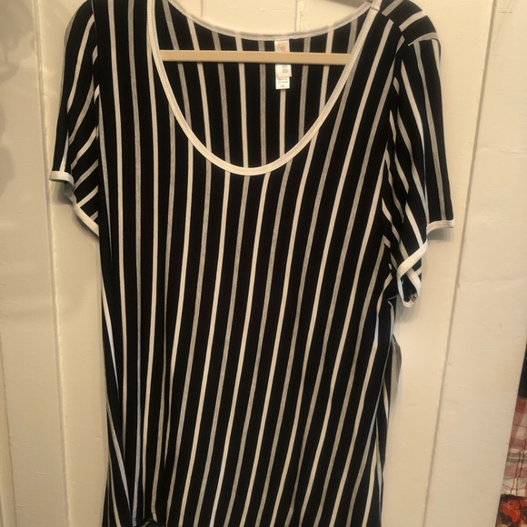 LuLaRoe Tops - NWT classic tee Llr